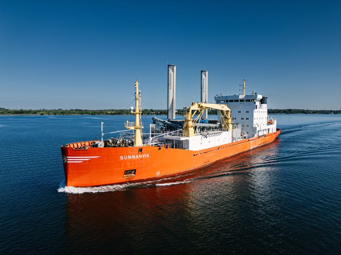 MV Sunnanvik, un navire cimentier mécanique/pneumatique avec deux voiles