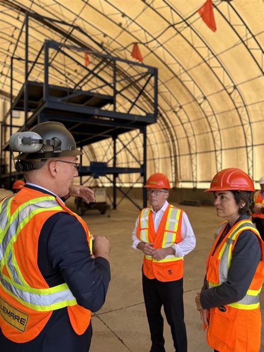 Le député de Trois-Rivières Jean Boulet et la ministre de l'Économie, de l'Innovation et de l'Énergie, Christine Fréchette lors de la visite des installations de SDF Abrasif à Trois-Rivières.